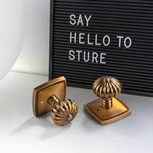 Poignée de porte design en or poli, unique, pour portes intérieures, armoires et projets de rénovation de maison élégants, en provenance d'Inde - Product Image 5