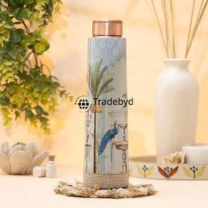 Bouteille en cuivre à usage quotidien par Tradebyd Classic Detox-Friendly Design pour des objectifs personnels de santé et d'hydratation - Product Image 1