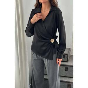 Blusa de Satén con Detalles de Botones Negros - Negra - Product Image 4