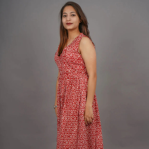 Nouvelle robe longue Anarkali rouge traditionnelle en coton pour l'été, coupe trapèze, motif floral ethnique, col en V, sans manches, doublure en soie - Product Image 1