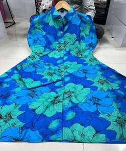 Vestido formal de crepé Salwar Kameez con bordado rico y dobladillo plisado para elegancia de oficina. - Product Image 5