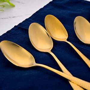 Cucharas de Acero Dorado Martillado (Juego de 4) Ecológicas Desechables con Mango Largo de Madera, Capacidad de 10ml, Diseño Clásico para Fiestas - Product Image 3