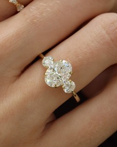 Anillo de compromiso de oro amarillo con tres piedras de moissanita de corte ovalado de 7x9 mm y piedras laterales de corte redondo, joyería fina. - Product Image 5