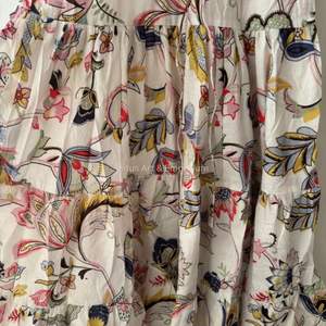 Belle robe blanche imprimée en coton à motifs floraux Robe pour tenue décontractée Robe imprimée à la main - Product Image 6