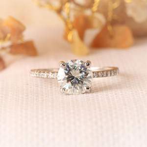 แหวนหมั้นแฟนซีเพชรทรงกลมสำหรับเธอ - Product Image 3