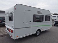 Caravane légère prête pour l'hiver, tout-terrain, avec cuisine intégrée et énergie solaire