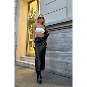 Jupe en satin noir avec fente brillante et patte de boutonnage décorative – Vente en gros - Product Image 3