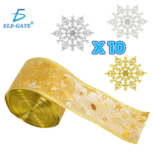 Nastro natalizio trasparente dorato con motivi natalizi e 30 ornamenti a forma di fiocco di neve in plastica oro, argento e grigio - Product Image 1