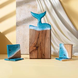 Planche à découper en bois sur le thème des poissons côtiers pour la décoration de cuisine de style plage et le service de fruits de mer, fabriquée à la main en Inde - Product Image 1