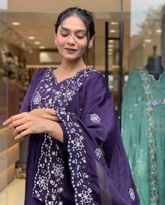 Ropa tradicional Ropa de mujer India Chinon Seda Bordado pesado Trabajo Top & Bottom con bordado Dupatta Ropa de fiesta India - Product Image 2