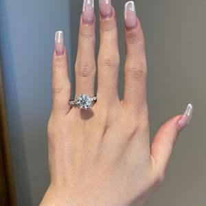 Anillo de Compromiso Solitario con Corte Redondo y Pavé en Oro Rosa de 14K con Diamante Cultivado en Laboratorio, Estilo Elegante - Product Image 3