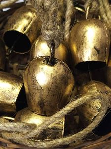 Ornement fait main de cloche de vacances en métal traditionnel pour décor saisonnier décor suspendu festif pour arbre de Noël au coût le plus bas - Product Image 3