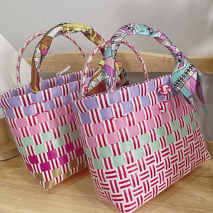 Bolsa de compras de plástico tejida a mano, bolsa reutilizable vibrante para consumidores con conciencia ecológica, moda y utilidad combinada - Product Image 1