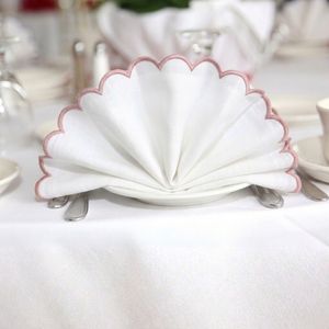 Servilleta de mesa de algodón suave y afelpado con borde festoneado para eventos de restauración - Product Image 1