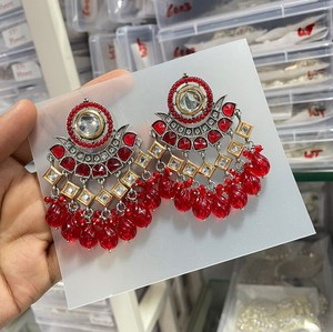 ชุดต่างหู Kundan หุ้มทองแบบดั้งเดิมของชาวอินเดียชุดตุ้มหูแฟนซีสูวยงามดีไซน์ไข่มุกสำหรับผู้หญิงและเด็กผู้หญิง - Product Image 3