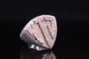 Anillo de Compromiso de Lujo con Moissanita, Banda Gruesa, Centro Solitario, Plata 925, DEF, 0.5 Quilates - Product Image 3