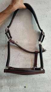 Cabestro de caballo de cuero de primera calidad, duradero con banda para la nariz acolchada suave, herrajes de aleación para el cuello y cómodo diseño de cabestro de cuerda - Product Image 3