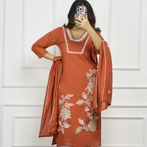 Costume Salwar en soie fabriqué à la main de créateur, robe longue pakistanaise Kameez Dupatta à la mode pour les cérémonies de mariage et de fête - Product Image 1
