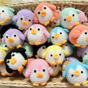 Porte-clés pingouin personnalisable Mini pingouin tricoté au crochet avec votre propre couleur fait à la main au Vietnam - Product Image 4