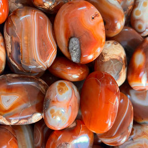 Pierres de paume en agate rouge naturelle écologiques en gros |   Pierres de cristal de guérison polies |   Pierre de motivation énergétique 50-60mm - Product Image 1