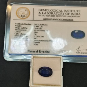 พลอยไคยาไนต์สีน้ำเงินธรรมชาติทรงรีขนาดกลาง สำหรับบำบัดจักระกระดูกคอ พลังการสื่อสาร และการจัดเรียงพลังงาน มีจำหน่ายแล้ว - Product Image 3