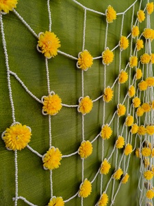 Dupatta de perlas florales amarillas hechas a mano | Estola nupcial Haldi Mehndi | Capa de velo de boda | Bufanda Odhni de flores para novia y ropa de fiesta - Product Image 4