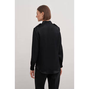 Blusa Negra de Satén para Mujer con Detalle de Epaulettes y Cuello Camisero - Product Image 6