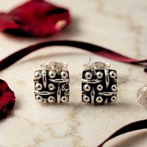 Boucles d'oreilles clous en argent, motif grille oxydé minimaliste, tige en argent sterling - Product Image 4
