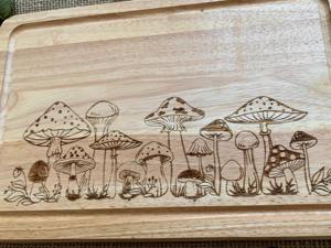 Planche à découper en bois gravée au design de champignon de qualité supérieure Planche élégante pour la présentation sur table et les cadeaux en provenance d'Inde - Product Image 6