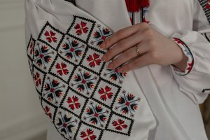 Vente chaude femmes Style roumain coton broderie Blouse traditionnel personnalisé haut avec magnifique décoration en dentelle - Product Image 5