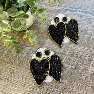 Boucles d'oreilles pendantes faites à la main en perles noires en forme de cœur avec bordure dorée, style bohème, bijoux fantaisie pour femme, idéales pour les fêtes et la Saint-Valentin - Product Image 1