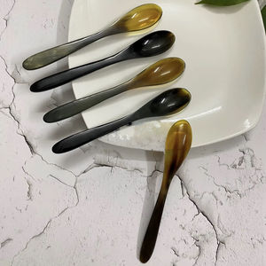 Cuchara de Cuerno de Búfalo Natural, Hecha a Mano y Pulida, Perfecta para Servir Especias, Condimentos o como Decoración de Mesa, Alta Calidad - Product Image 1