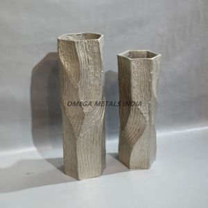Vases hexagonaux en métal de qualité supérieure au fini argenté texturé avec des motifs sculptés artistiques pour une décoration élégante de la maison et du bureau - Product Image 1