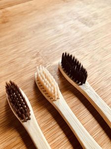 Brosse à dents 2025 en bambou de qualité supérieure Design de voyage écologique, infusé au charbon de bois, élégant et durable pour les adultes - Product Image 3