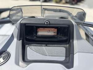 Jet ski Sea-Doo Switch Sport 2023, 2 temps, 226-300 CV, application automatique, 3 places, 4 cylindres, galvanisé, 20 km/h, 1800 cm³ - Product Image 5