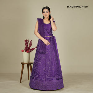 Conjunto de Lehenga Listo para Usar de Diseñador con Elegante Bordado de Hilo, Suave Dupatta a Juego y Silueta Evase para Fiestas - Product Image 2