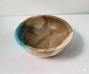 Bol de service de luxe en bois naturel durable et écologique avec des accents d'art en résine pour les salades, les fruits, les aliments secs et les fêtes - Product Image 5