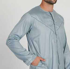 Thobe emiratí de color blanco de calidad superior con Tarbush en tela personalizada en todos los tamaños y colores personalizables 2025 - Product Image 3