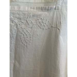 เดรสแฟชั่นสไตล์วินเทจผ้าลินินฝรั่งเศส คอปกสี่เหลี่ยม แต่งซิป คุณภาพสูง ODM ไซส์พลัส XS เหมาะสำหรับใส่ในวันสบายๆ แต่งระบาย - Product Image 2