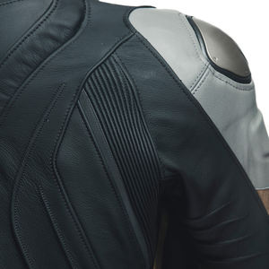 Vêtements de course en cuir pour hommes Combinaison de moto sur mesure OEM Combinaison de moto pour hommes personnalisée avec impression par sublimation - Product Image 6