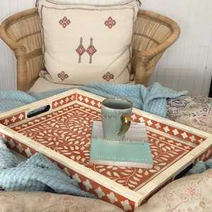 Plateau de service exclusif en incrustation d'os de designer avec taille et options de couleur personnalisées pour les maisons modernes, les hôtels et les intérieurs élégants - Product Image 2