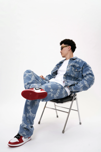 ชุดสูทกางเกงยีนส์ผ้าแจ็คการ์ดสำหรับผู้ชายพิมพ์ลายสตรีทวินเทจแบบเฉพาะ - Product Image 4