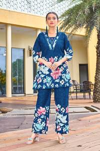 Ensemble coordonné de luxe Unity en rayonne bleu marine à imprimé floral, élégant ensemble Kurti et pantalon pour femmes - Product Image 2