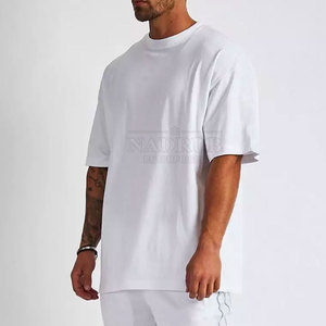Doté d'un t-shirt gaufré minimaliste et confortable T-shirt en relief à col rond doux fabriqué au Pakistan - Product Image 3