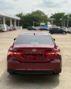 Camry XLE 2020 d'occasion, propre, voiture électrique d'occasion avec transmission automatique, sièges en cuir, toit ouvrant panoramique, caméra arrière - Product Image 2