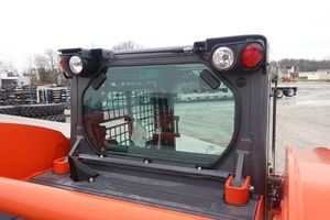 Achetez un chargeur sur chenilles Kubota SSV65 avec une excellente historique de performance. Chargeur sur chenilles Kubota de qualité supérieure pour la construction et le bâtiment. - Product Image 3