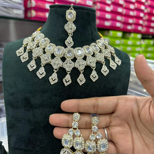 Ensemble de collier ras du cou en or plaqué indien lourd avec Kundan et Meenakari au dos pour filles et femmes, à porter pour les fêtes - Product Image 3