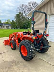Achetez maintenant, livraison rapide, en stock, tracteur de jardin LA526 rouge abordable avec chargeur frontal, tracteur à 4 roues motrices, moteur multifonctionnel. - Product Image 6