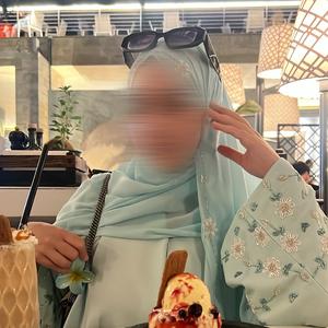 Abaya de Diseño Hecha a Mano en Dubái, en Tela de Seda Lujosa Antiarrugas para Ocasiones de Oración - Product Image 4