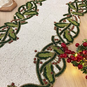 Camino de mesa con cuentas de diseño de bayas de acebo de Navidad hecho a mano elegante decoración de mesa de comedor de vacaciones - Product Image 4